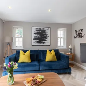 Elliot Oliver - 2 Bedroom Garden With Parking United Kingdom