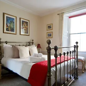Altido Perfect Location - Stylish 2bd Rose St United Kingdom
