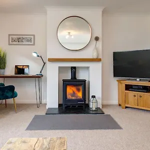 Apartment Luxury Detached 4 Bedroom House